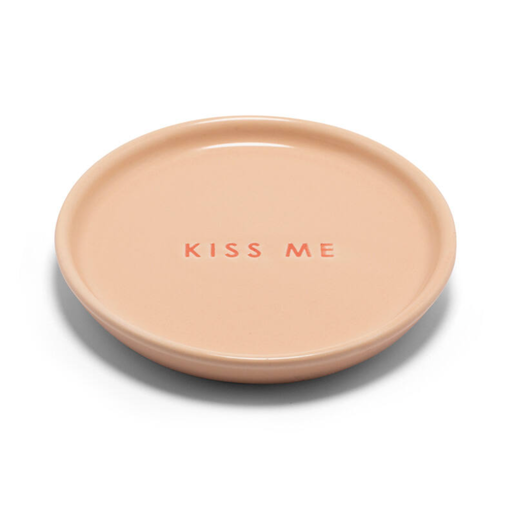 Ceramic petit four plate - KISS ME camel ø8.5cm