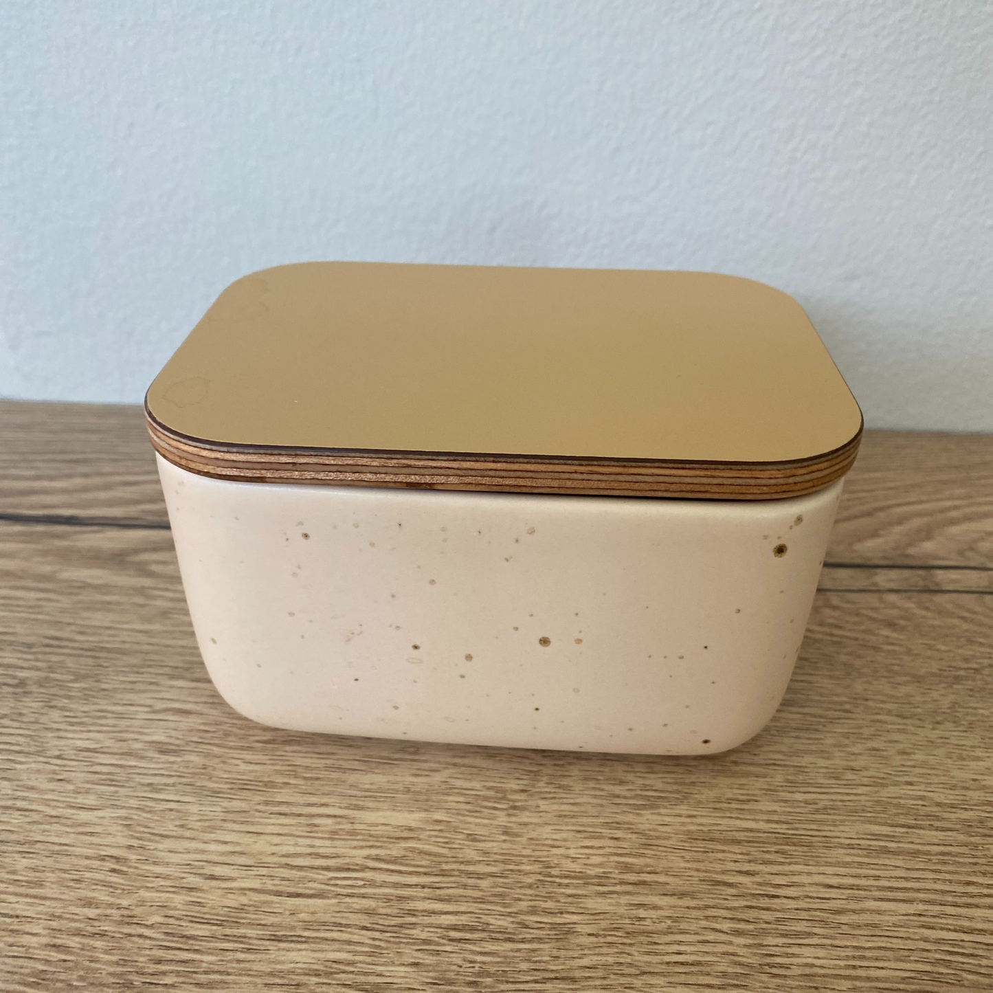 LAND smørboks / Eggshell