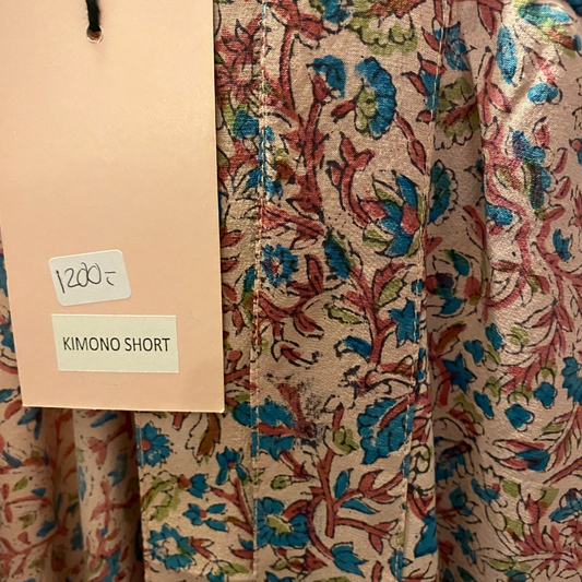 Silke kimono kort / Beige med blomster