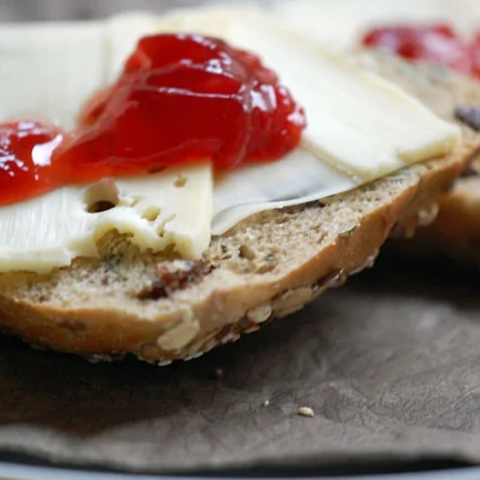 Bolle m. ost, smør og marmelade
