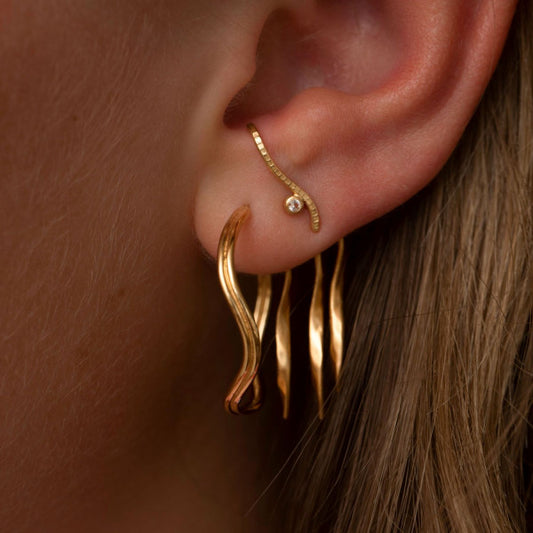 Petit dot wave earring with champagne stone