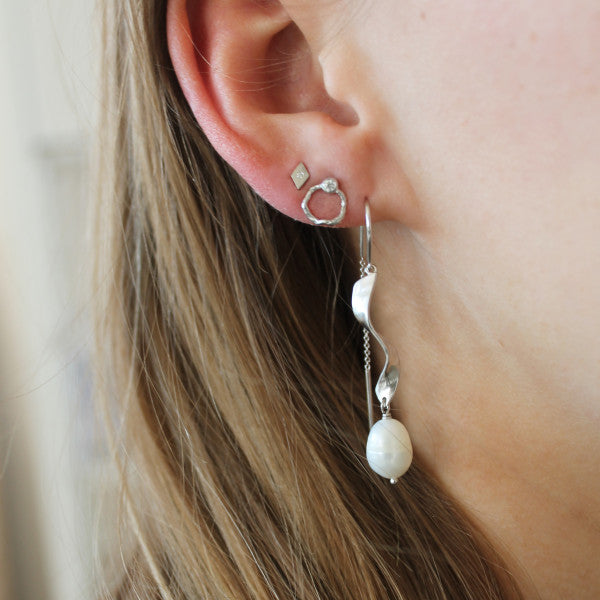 Petit wavy circle earring with stone silver