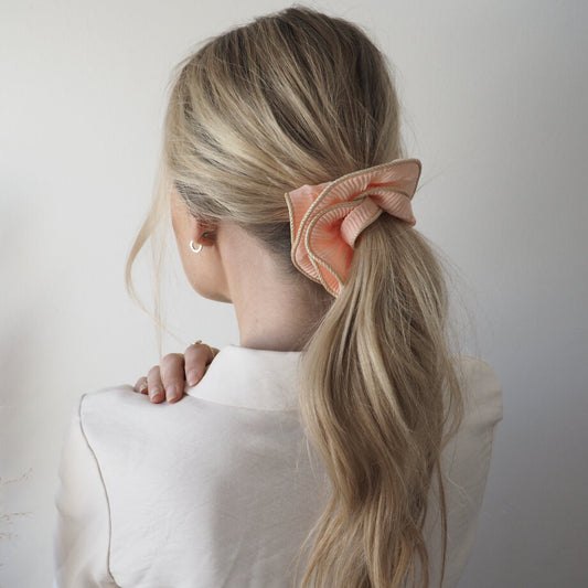 Jessie crepe scrunchie / Peach