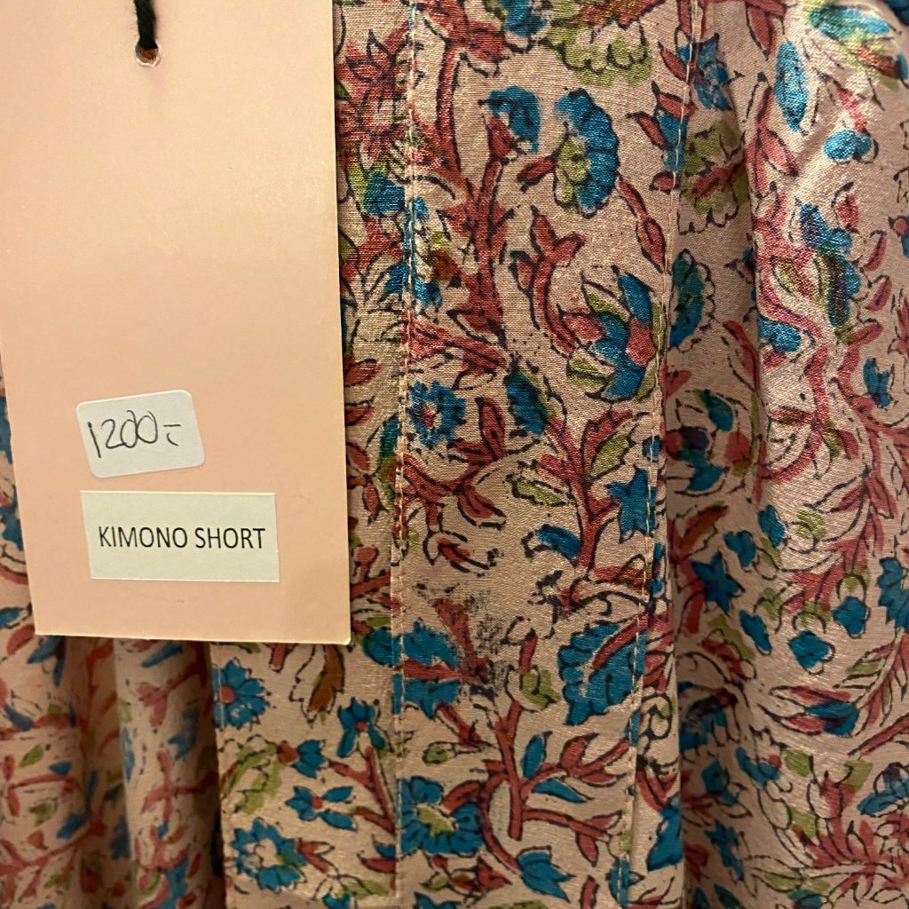 Silke kimono kort / Beige med blomster
