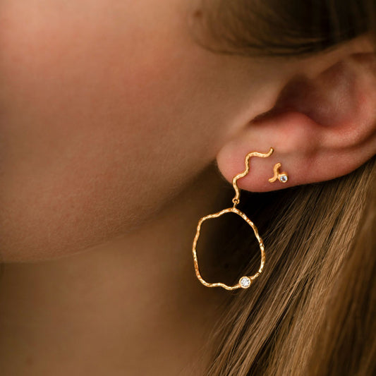 Wavy circle earring with stone left