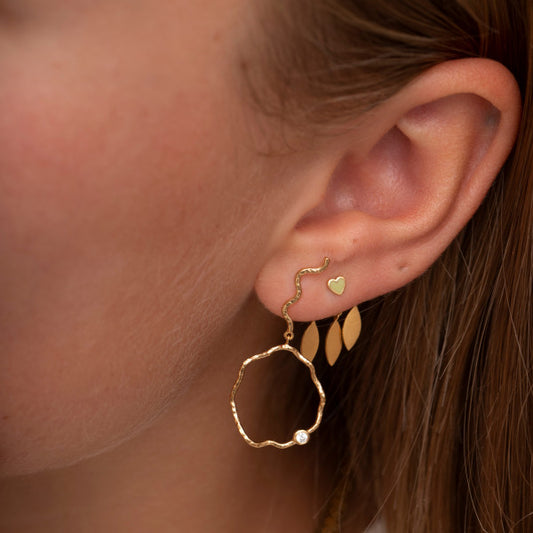 Wavy circle earring with stone right