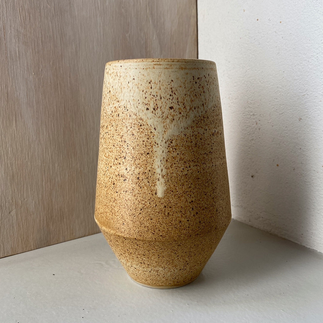 The garden vase / Brun