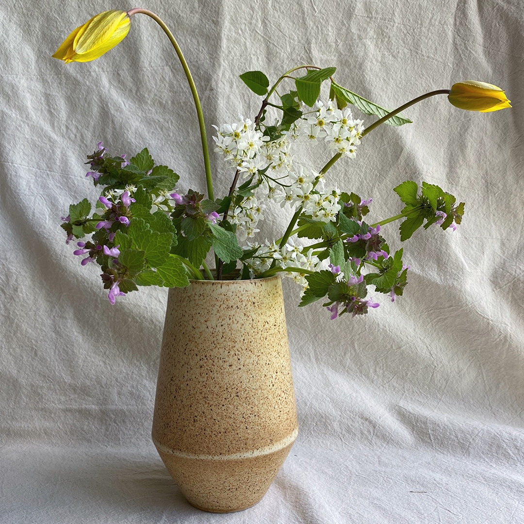 The garden vase / Brun