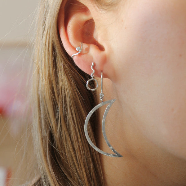 Petit wavy dangling circle earring with stone silver