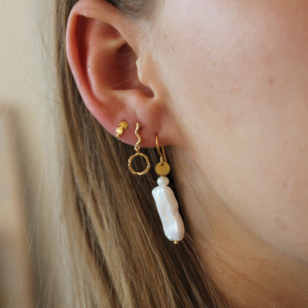 Petit wavy dangling circle earring with stone
